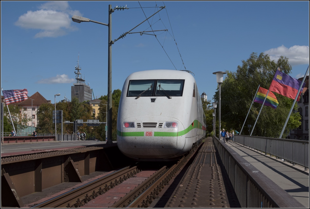 Deutschlands schnellster Klimaschützer zum Fahrgastinformationssystemtest auf Abwegen. Der hintere Triebkopf 401 555-8 auf der Rheinbrücke in Konstanz. August 2020.