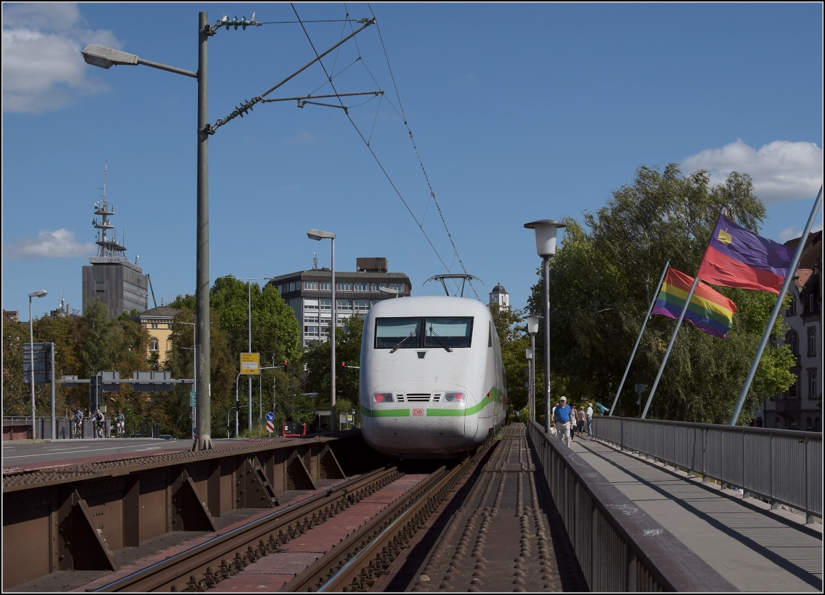 Deutschlands schnellster Klimaschützer zum Fahrgastinformationssystemtest auf Abwegen. Der hintere Triebkopf 401 555-8 auf der Rheinbrücke in Konstanz. August 2020.