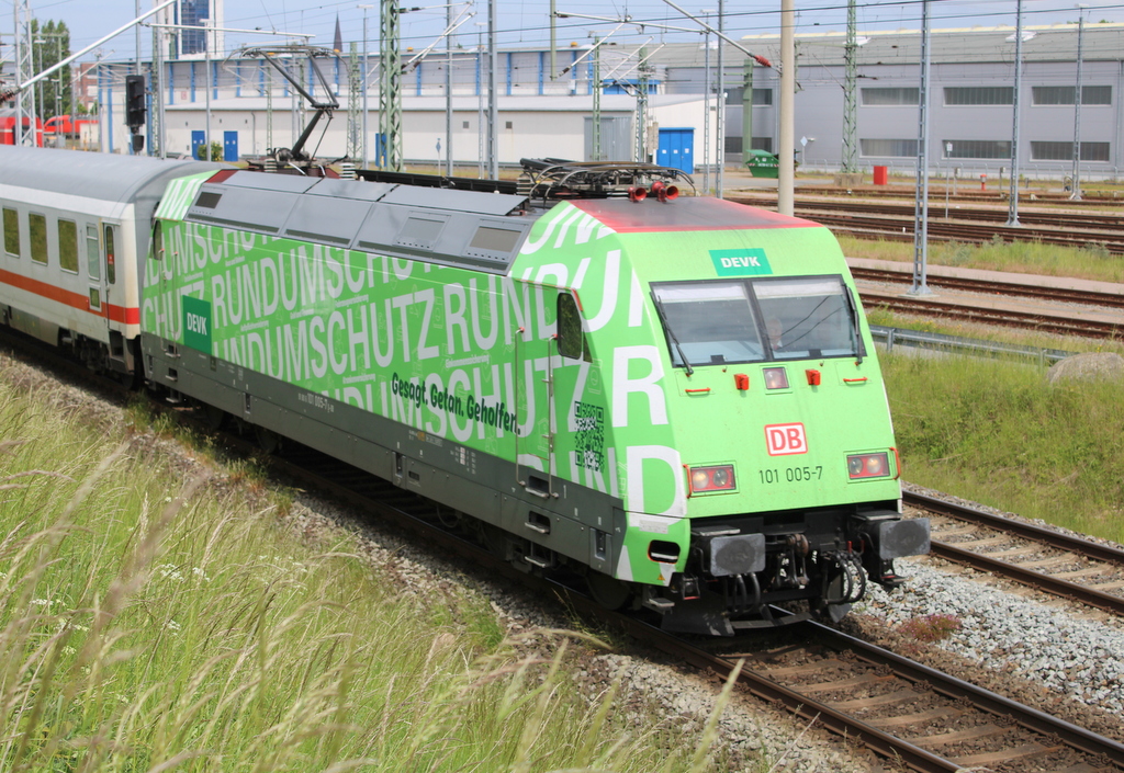 DEVK  101 005-7 mit IC 2239(Rostock-Leipzig)bei der Ausfahrt im Rostocker Hbf.29.05.2022