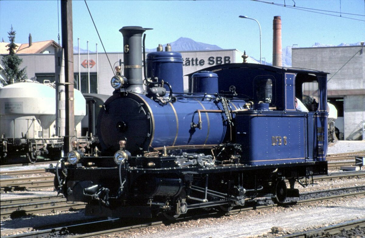 DFB Hg 2/3 Nr.6 in Chur im August 1990. Nachdem die Lok mehrere Jahrzehnte als Denkmal auf einem Sockel stand und wieder fahrtüchtig aufgearbeitet wurde, absolvierte die Maschine eine Belobigungsfahrt für die Helfer und steht hier mit Wasser und Kohle versorgt in Chur.