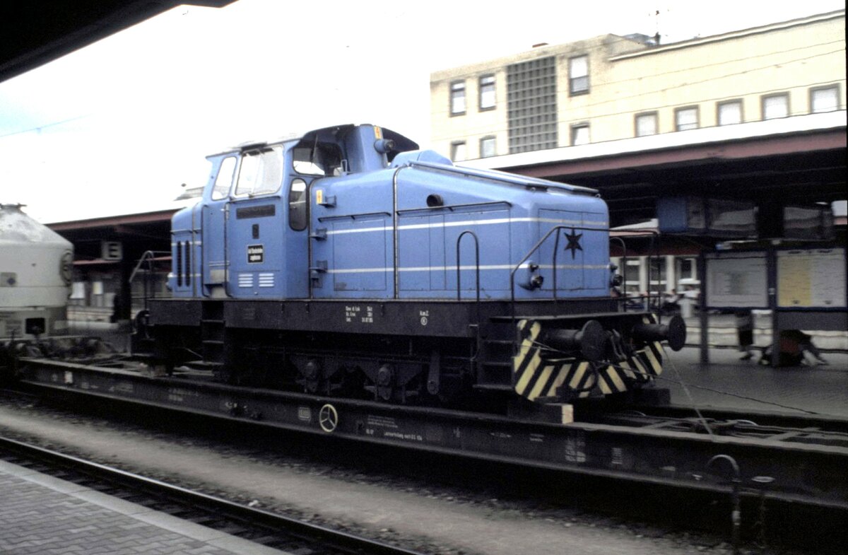 DHG 500 auf Tieflader fährt durch Ulm am 19.05.1998; gezogen von 151 008-0.