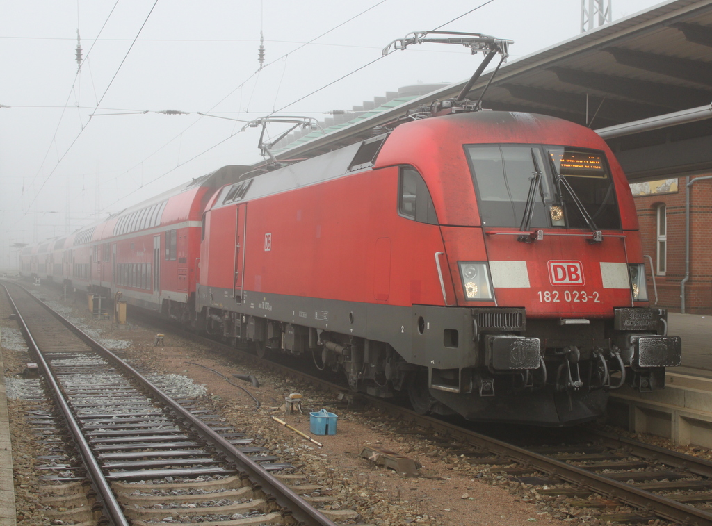 Dichter Nebel herrschte am Mittag des 12.11.2016 als 182 023-2 mit RE 4308 von Rostock Hbf nach Hamburg Hbf im Rostocker Hbf stand.