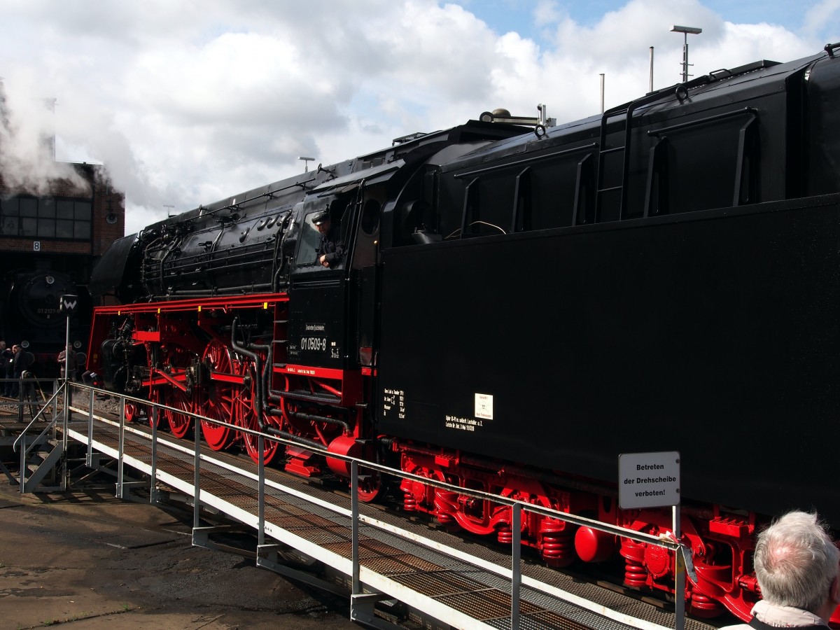Die 01 0509-8 befindet sich auf der Drehscheibe im Bw Dresden Altstadt beim 7. Dresdner Dampfloktreffen am 17.04.2015.