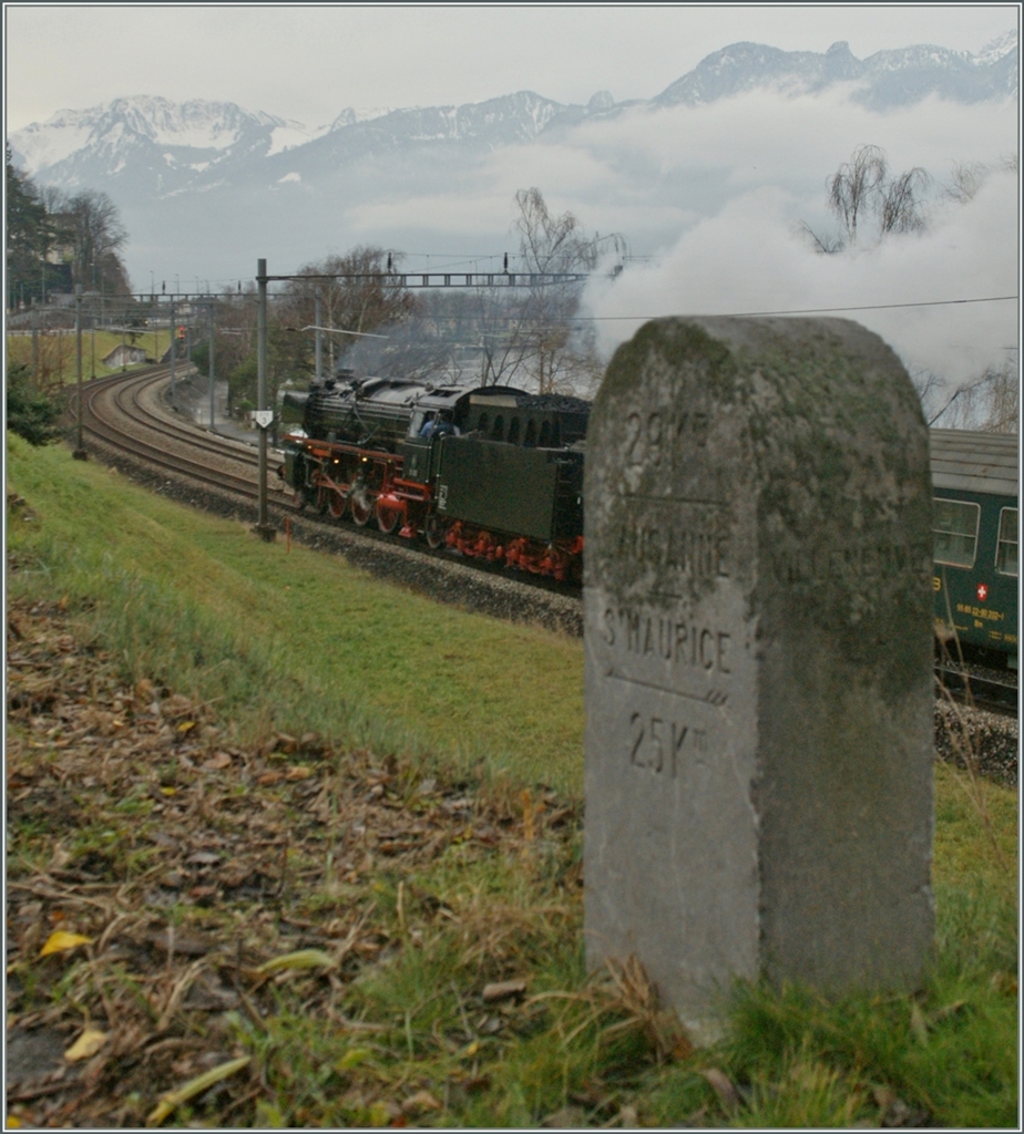 Die 01 202 beim (Strassen)-Kilometerstein bei Villeneuve.
18. Jan. 2014