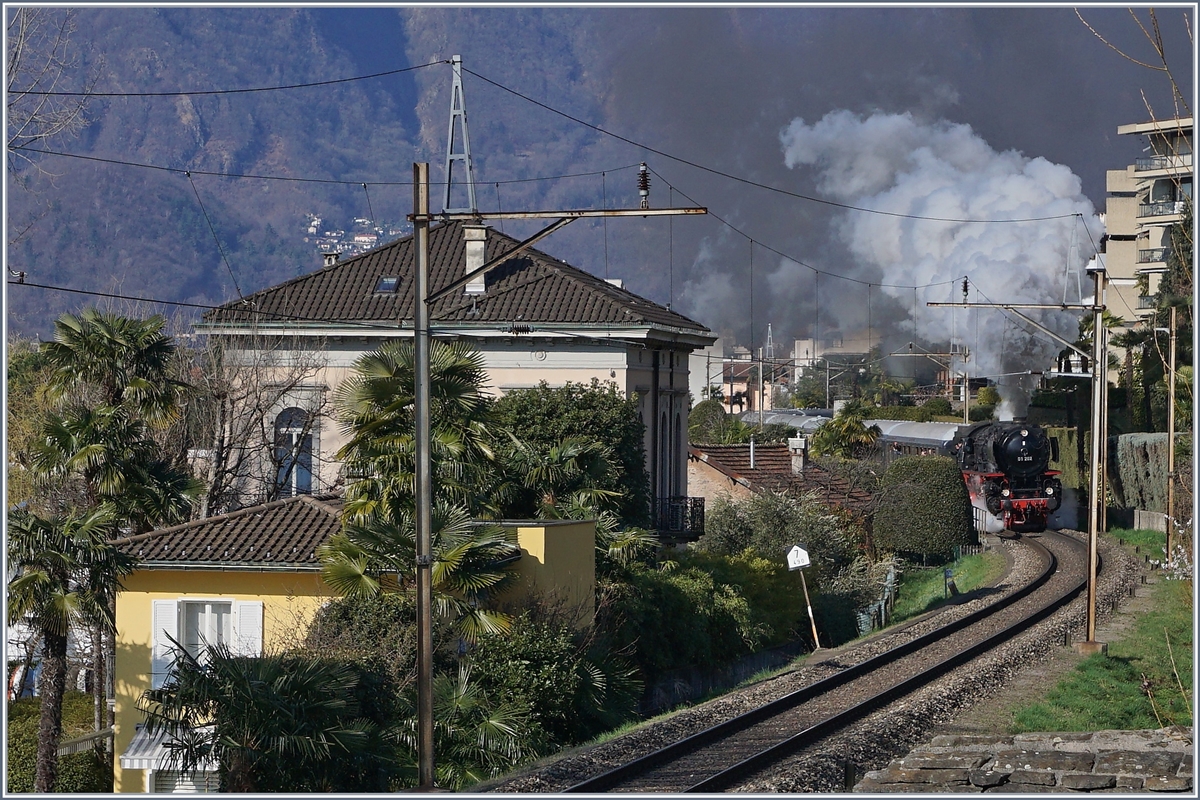 Die 01 202 verlässt mit einem Sonderzug Locarno Richtung Gotthard. 
22. März 2018