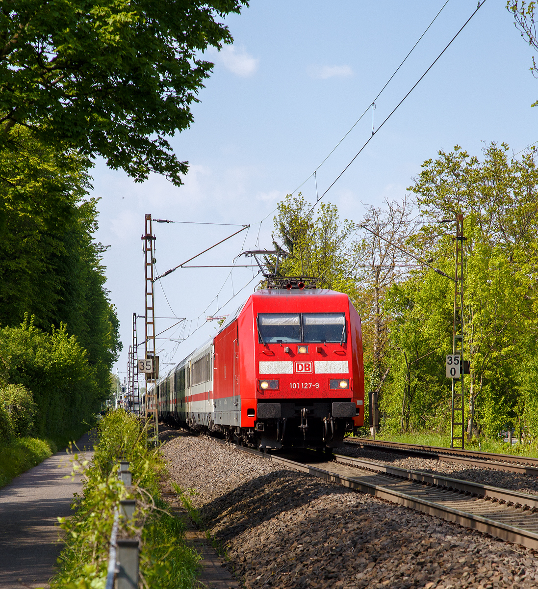 
Die 101 127-9 (91 80 6101 127-9 D-DB) der DB Fernverkehr AG fährt am 30.04.2019 mit dem IC 2217 (Greifswald - Stuttgart Hbf) durch Bonn-Gronau (nähe dem Bf Bonn UN Campus) in Richtung Koblenz.