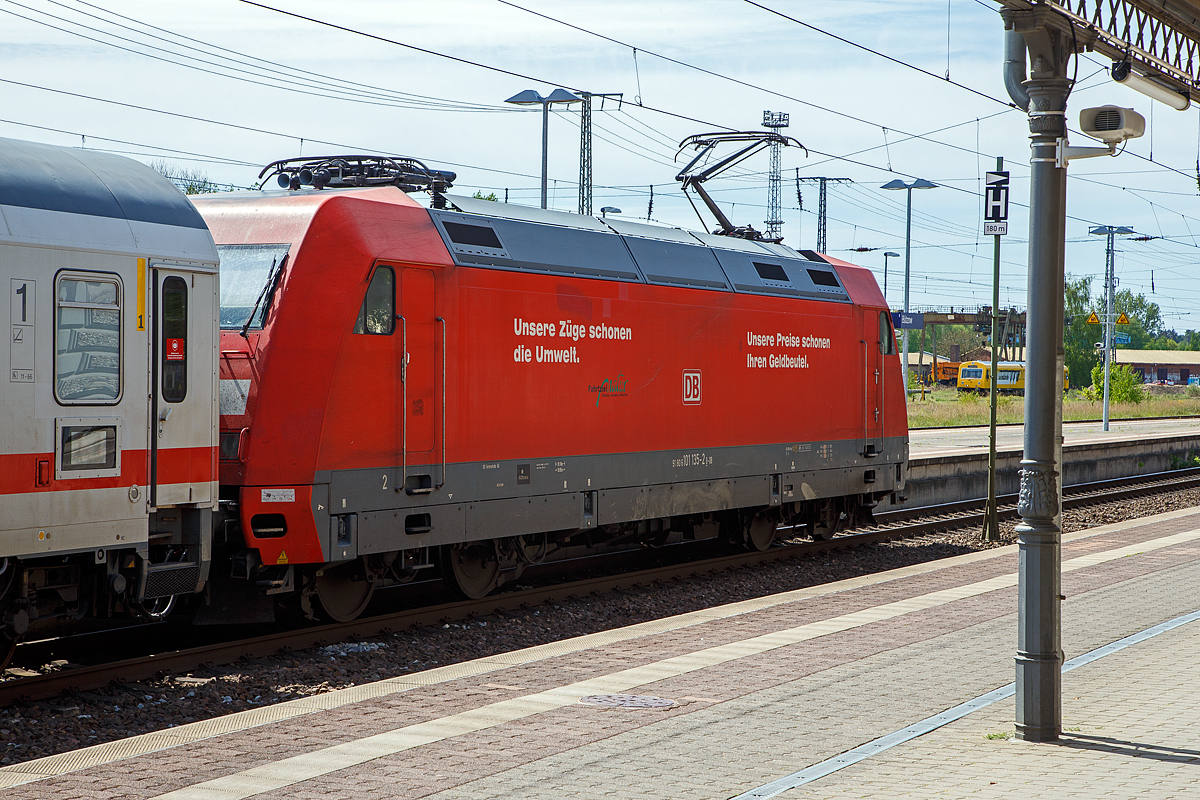 Die 101 135-2 „Unsere Züge schonen die Umwelt“  (91 80 6101 135-2 D-DB) der DB Fernverkehr AG am 16.05.2022, mit dem IC 2238 (Leipzig Hbf - Warnemünde), im Bahnhof Bützow.

Die Lok wurde 1999 von ABB Daimler-Benz Transportation GmbH (ADtranz) in Kassel unter der Fabriknummer 33245 gebaut.
