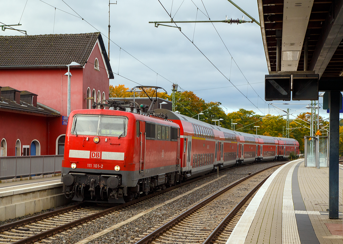 
Die 111 101-2 D (91 80 6111 101-2 D-DB) der DB Regio NRW fährt am 07.10.2015 mit dem RE 9  Rhein-Sieg-Express  (Aachen-Köln-Siegen) in den Bahnhof Au/Sieg ein.

Die 111er wurde 1977 von Henschel in Kassel unter der Fabriknummer 32154 gebaut.  