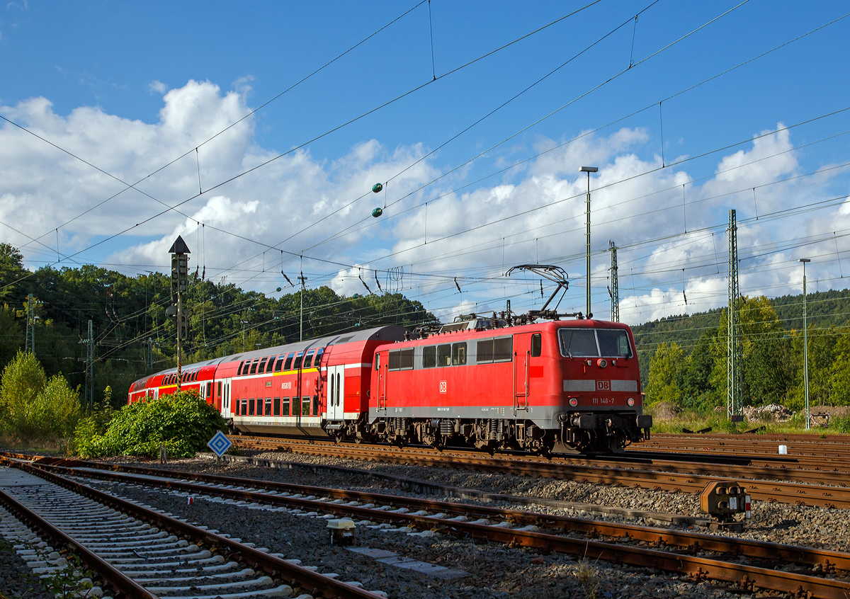 Die 111 146-7 (91 80 6111 146-7 D-DB) der DB Regio NRW schiebt den RE 9 - Rhein-Sieg-Express (Siegen – Köln - Aachen), am 18.09.2015 von Betzdorf (Sieg) weiter in Richtung Köln.

Die Lok wurde 1980 von Henschel in Kassel unter der Fabriknummer 32289 gebaut, der elektrische Teil ist von BBC (Brown, Boveri & Cie AG).