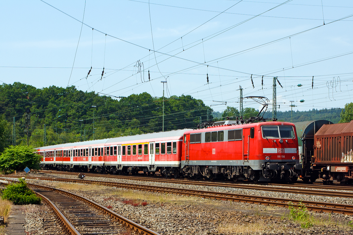 
Die 111 156-6 (91 80 6111 156-6 D-DB) der DB Regio NRW schiebt den RE 9 (Rhein-Sieg-Express) Siegen - Köln - Aachen am 08.06.2014 von Betzdorf/Sieg weiter in Richtung Köln. 

Die Lok wurde 1981 von Krauss-Maffei in München unter der Fabriknummer 19868 gebaut.