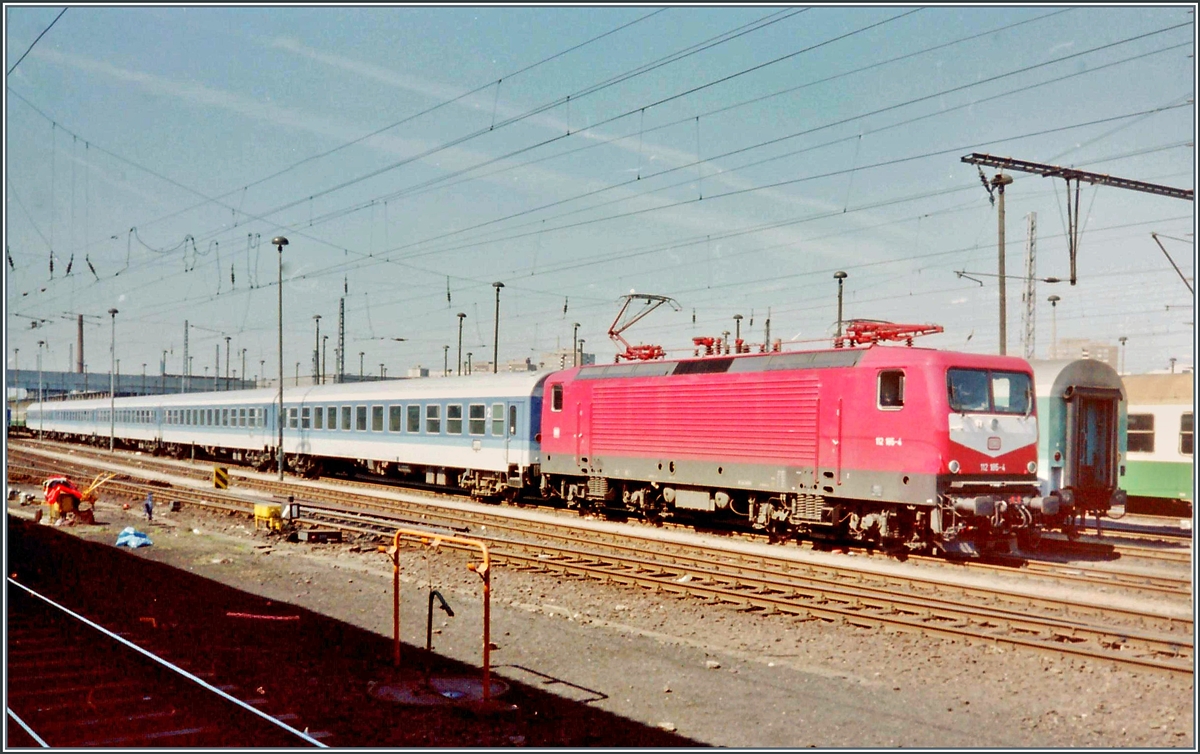 Die 112 185-4 mit einem IR in der Abstellgruppe von Berlin Lichtenberg.

3. Mai 1994