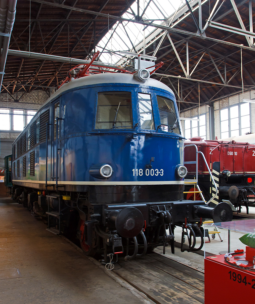 
Die 118 003-3, ex DR E 18 003, ausgestellt am 18.07.2012  in der Fahrzeughalle des DB-Museums Koblenz-Lützel.

Die Schnellzug-Elektrolokomotive 118 003-3 wurde 1935 von der Allgemeine Elektricitäts-Gesellschaft (AEG) unter der Fabriknummer 4876 gebaut und als E 18 003 an die Deutsche Reichsbahn geliefert, wie die meisten E 18 blieb sie nach dem Krieg im Westen und wurde so zur DB E18 003. Mit der Einführung der EDV-Nummer wurde sie zum 01.01.1968 umgezeichnet in DB 118 003-3. Am 31.07.1984 wurde sie bei der Deutschen Bundesbahn ausgemustert.