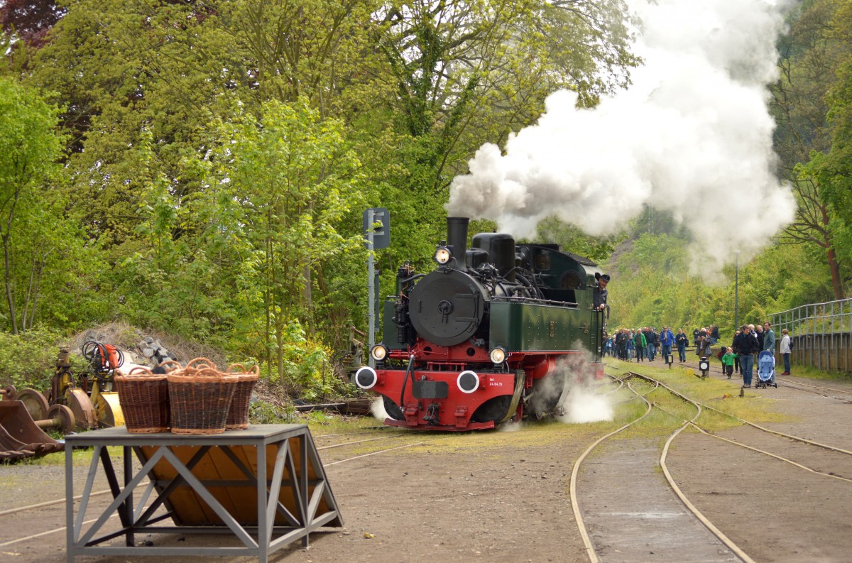 Die 11sm auf dem Weg zum Kohlebunker am 01.05.2015 in Brohl