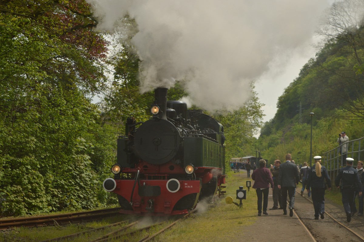 Die 11sm auf dem Weg zum Bahnsteig in Brohl am 01.05.2015