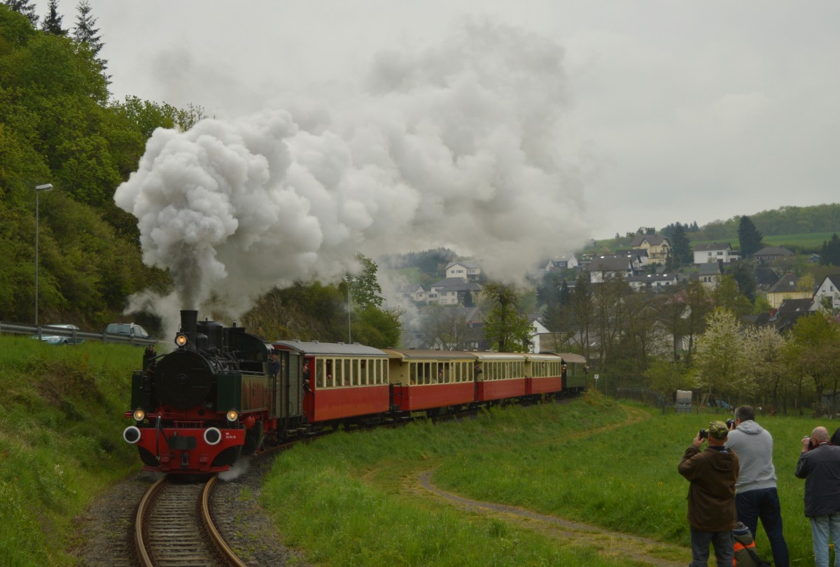 Die 11sm mit ihrem ersten �ffentlichen Zug in der Panoramakurve hinter Weiler am 01.05.2015