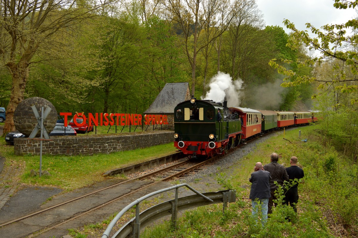 Die 11sm mit ihrem Zug bei der Durchfahrt am Tnissteiner Sprudel am 01.05.2015