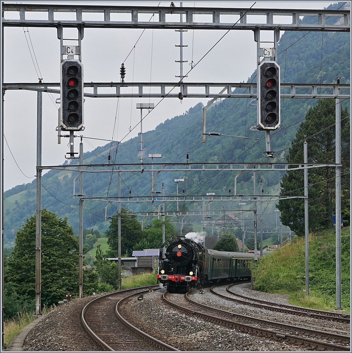 Die 141 R 1244 des  Vereins Mikado 1244  erreicht von Zürich kommend Arth Goldau. 
24. Juni 2018