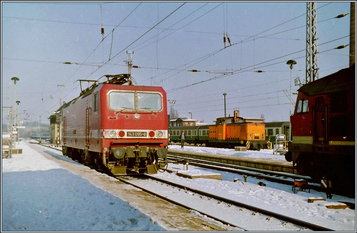 Die 143 095-8 zeigt sich an eine sch�nen, aber sehr kalten Wintertag in Schwerin. 

Analogbild vom 9. Feb. 19962