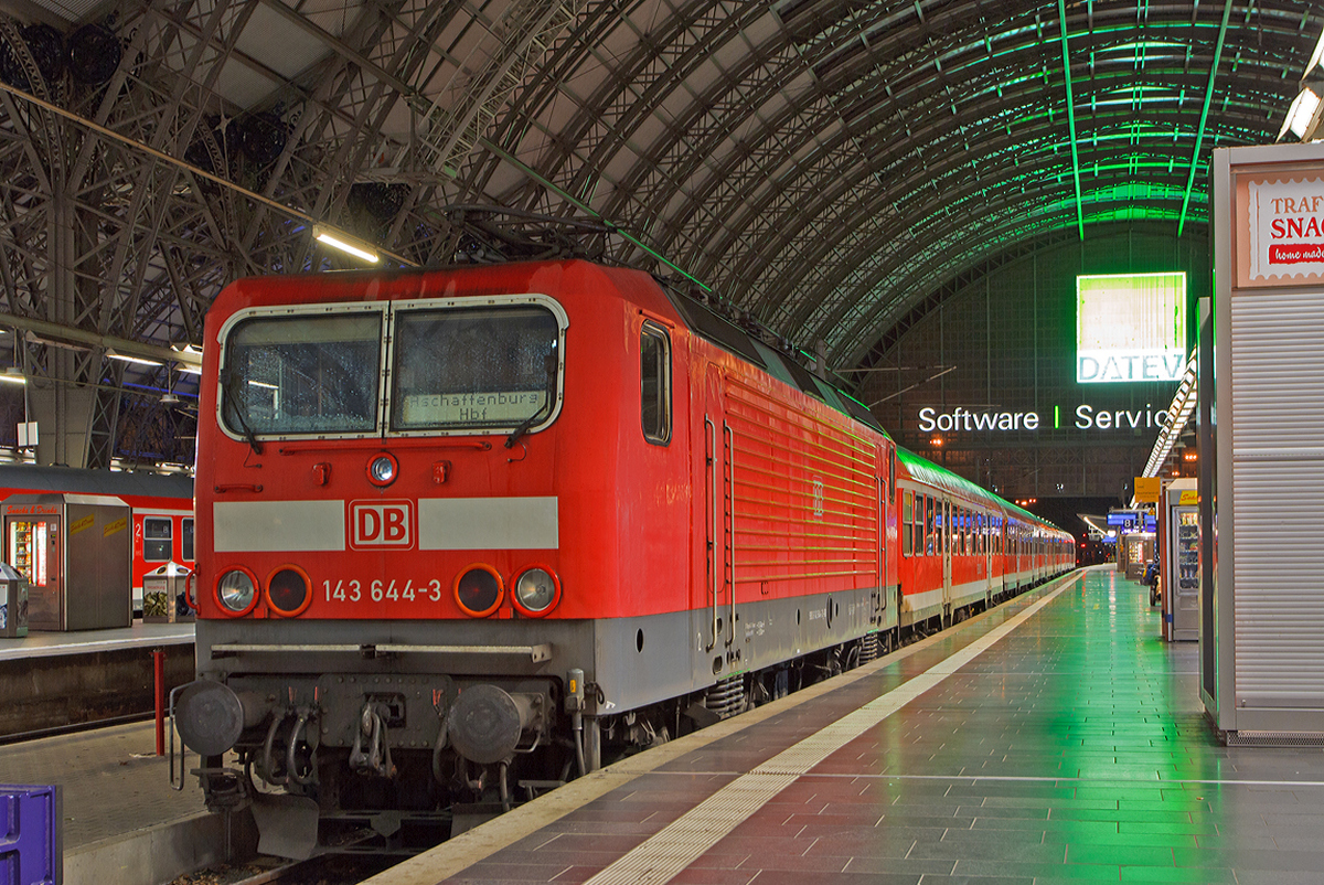
Die 143 644-3 (ex DR 243 644-2) der DB Regio ist mit einem Nahverkehrszug (n-Wagen, ex Silberlinge) am 29.12.2013 (1:47 Uhr) im Hauptbahnhof Frankfurt am Main abgestellt.

Die Lok wurde 1990 bei LEW unter der Fabriknummer  20466 gebaut und als DR 243 644-2 an die Deutsche Reichsbahn geliefert, 1992 erfolgte die Umzeichnung in DR 143 644-3 und 1994 in DB 143 644-3. Sie trägt die NVR-Nummer  91 80 6143 644-3 D-DB und die EBA-Nummer  EBA 95O02A 198.    