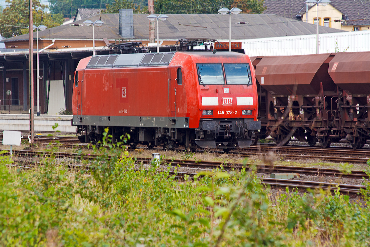 
Die 145 078-2 (91 80 6145 078-2 D-DB) der DB Schenker Rail Deutschland AG ist am 28.08.2014 in Kreuztal abgestellt.

Die TRAXX F140 AC wurde 2000 von ABB Daimler-Benz Transportation GmbH (Adtranz) in Kassel unter der Fabriknummer 33824 gebaut. 