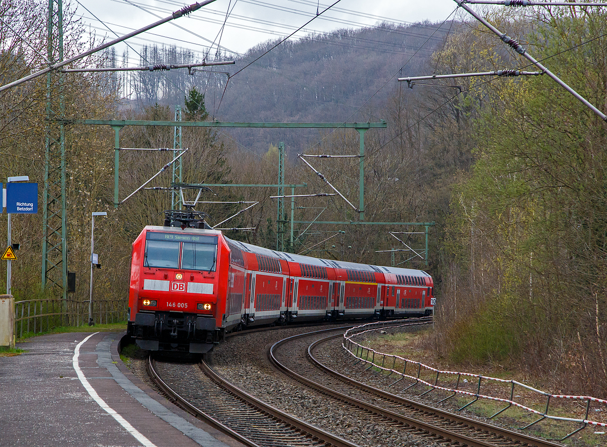 Die 146 005-4 (91 80 6146 005-4 D-DB) der DB Regio NRW rauscht am 01.04.2022, mit dem RE 9 (rsx - Rhein-Sieg-Express) Aachen - Köln - Siegen, durch den Bahnhof Scheuerfeld (Sieg), nächster Halt ist bald Betzdorf (Sieg).

Die TRAXX P160 AC1 wurde 2001 von ABB Daimler-Benz Transportation GmbH in Kassel unter der Fabriknummer 33812 gebaut.
