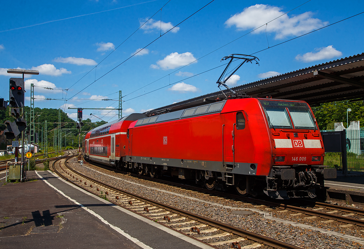 Die 146 006-2 (91 80 6146 006-2 D-DB) der DB Regio NRW schiebt den RE 9 - Rhein Sieg Express (RSX) Siegen - Köln – Aachen, bestehend aus 6 Doppelstockwagen, am 02.06.2022 vom Bahnhof Betzdorf (Sieg) weiter in Richtung Köln.

Die TRAXX P160 AC1 wurde 2001 von ABB Daimler-Benz Transportation GmbH in Kassel unter der Fabriknummer 33813 gebaut.
