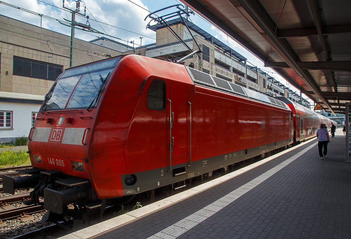 Die 146 006-2 (91 80 6146 006-2 D-DB) der DB Regio NRW steht mit dem RE 9 - Rhein Sieg Express (RSX) Siegen - Kln – Aachen, bestehend aus 6 Doppelstockwagen, am 04.06.2022 (15:08 Uhr) im Hauptbahnhof Siegen zur Abfahrt bereit, Fr uns heit es schnell einsteigen, denn er fhrt pnktlich um 10 Nach ab.

Die TRAXX P160 AC1 wurde 2001 von ABB Daimler-Benz Transportation GmbH in Kassel unter der Fabriknummer 33813 gebaut.
