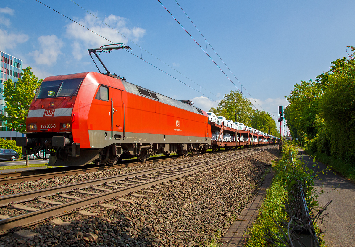 
Die 152 003-0 (91 80 6152 003-0 D-DB) der DB Cargo AG fährt am 30.04.2019 mit einem Autotransportzug (beladen mit Neuwagen mit vier Ringen) durch Bonn-Gronau (nähe dem Bf Bonn UN Campus) in Richtung Köln.