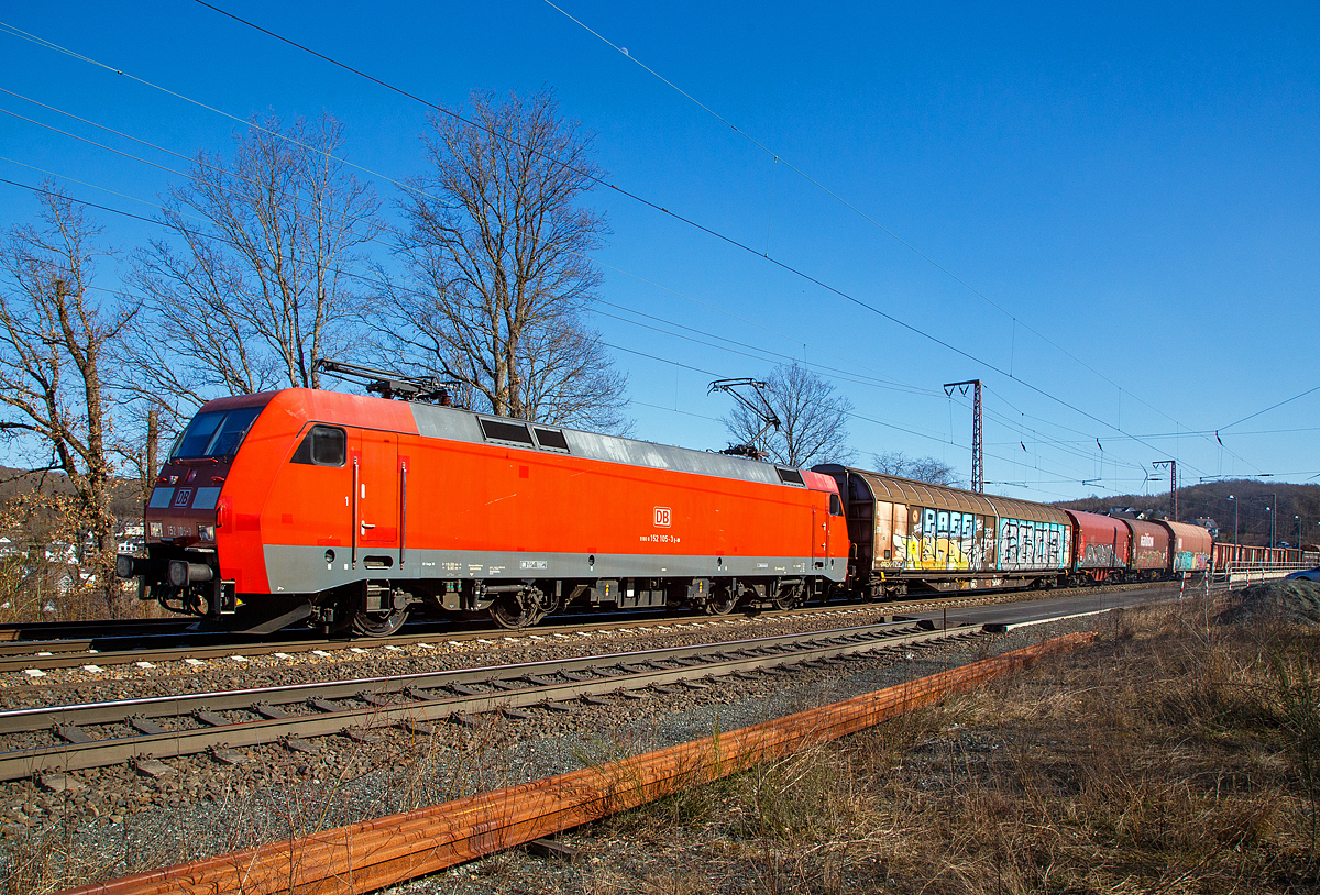 Die 152 105-3 (91 80 6152 105-3 D-DB) DB Cargo AG fährt am 10.03.2022 mit einem gemischten Güterzug durch Wilnsdorf-Rudersdorf in Richtung Kreuztal.

Die Siemens ES64F (BR 152) wurde 2000 von der Krauss-Maffei AG in München-Allach (heute Siemens Mobility GmbH) unter der Fabriknummer 20232 gebaut.
