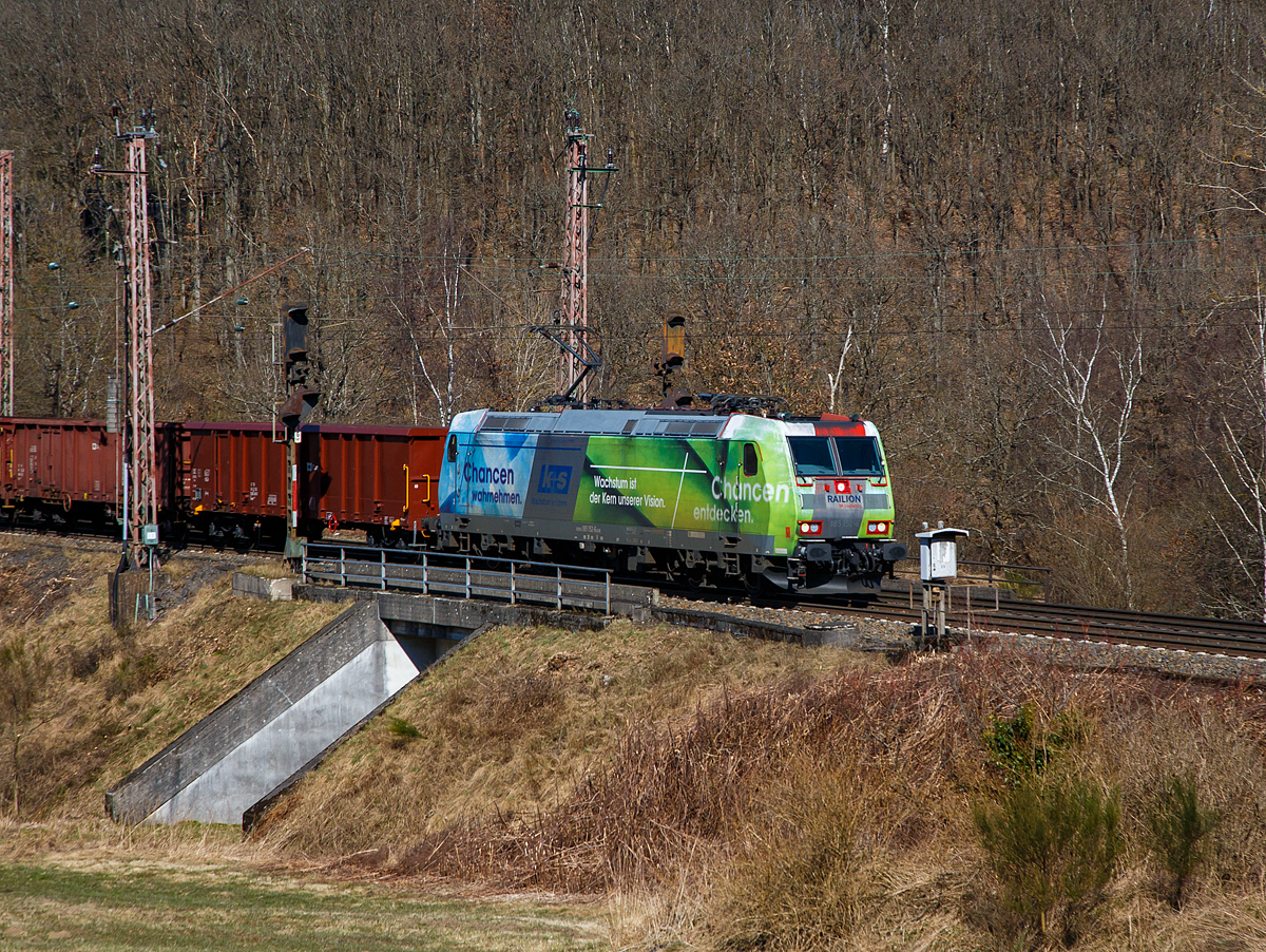 Die 185 152-6 (91 80 6185 152-6 D-DB) der DB Cargo Deutschland AG mit Werbung K+S (früher Kali und Salz AG)  Wachstum ist der Kern unserer Vision   Chancen wahrnehmen  fährt am 10.03.2022, mit einem sehr lagen offenen Güterzug (Wagen der Gattung Eas 107.13, der ČD Cargo) bei Rudersdorf (Kr. Siegen) über die Dillstrecke (KBS 445) in Richtung Dillenburg.