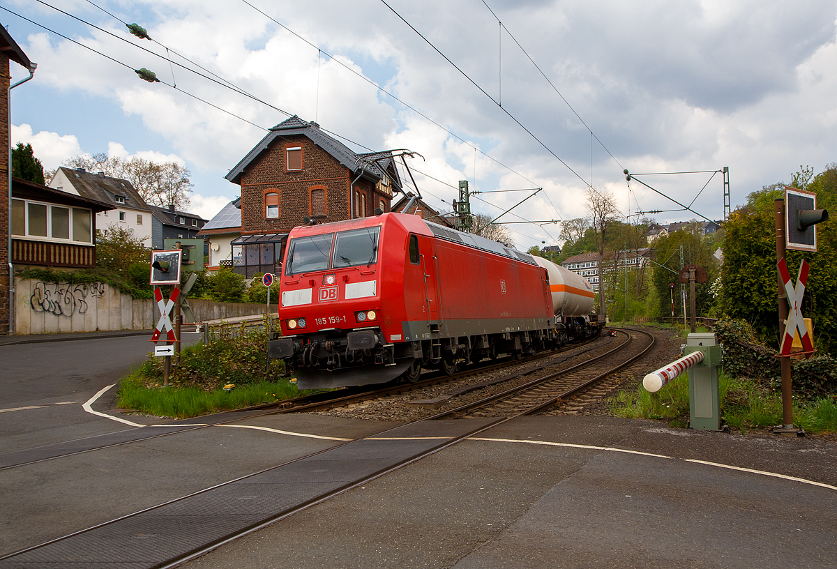 Die 185 159-1 (91 80 6185 159-1 D-DB) der DB Cargo AG fährt am 27.04.2022 mit einem gemischten Güterzug durch Kirchen (Sieg) in Richtung Köln.

Die TRAXX F 140 AC1wurde 2003 von der Bombardier Transportation GmbH in Kassel unter der Fabriknummer 33632 gebaut.
