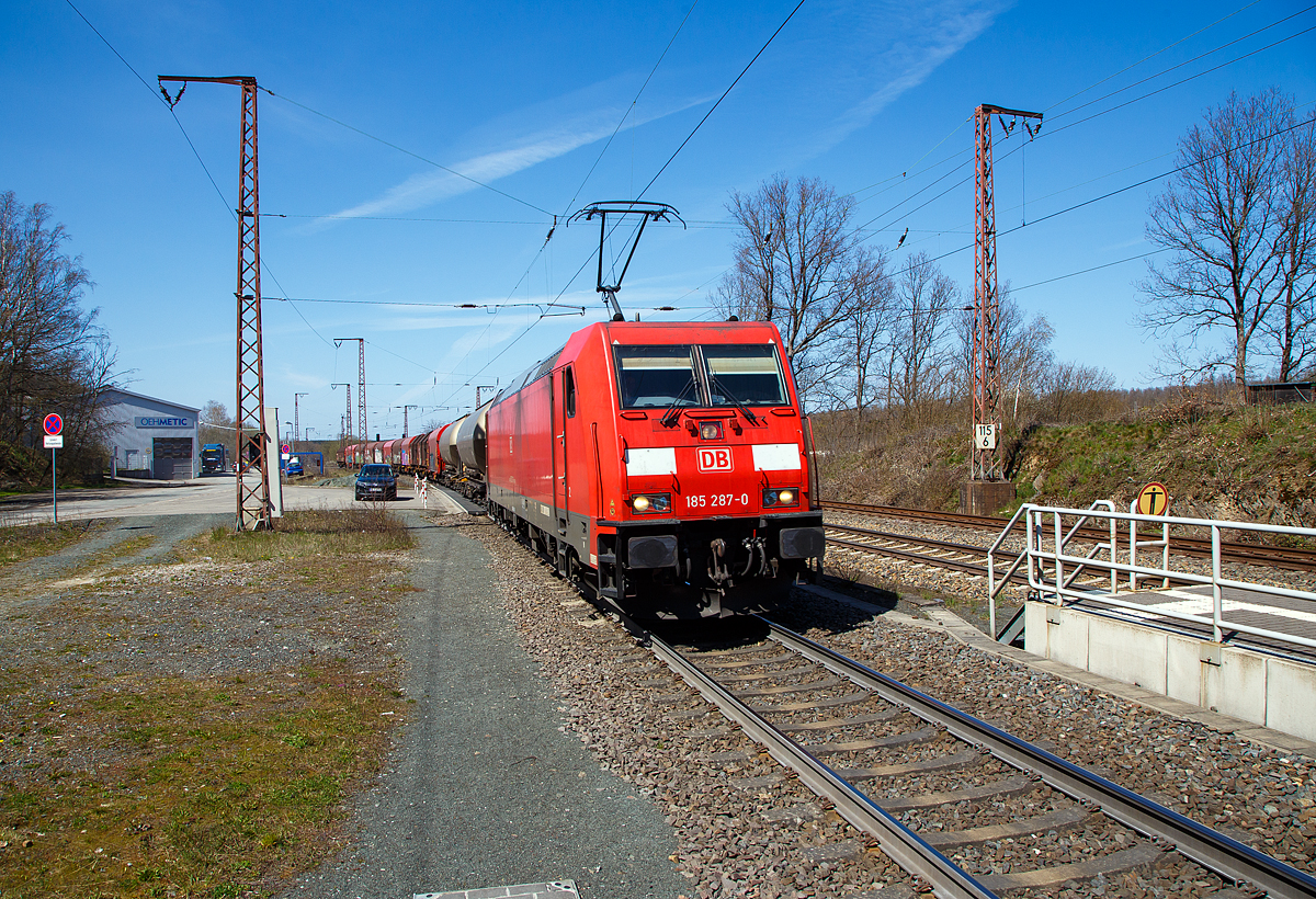 Die 185 287-0  (91 80 6185 287-0 D-DB) der DB Cargo Deutschland AG fährt am 22.04.2021, mit einem gemischten Güterzug auf der Dillstrecke (KBS 445), durch Rudersdorf (Kreis Siegen) in südlicher Richtung. 

Die TRAXX F140 AC2 wurde 2007 von Bombardier in Kassel unter der Fabriknummer 34150 gebaut.
