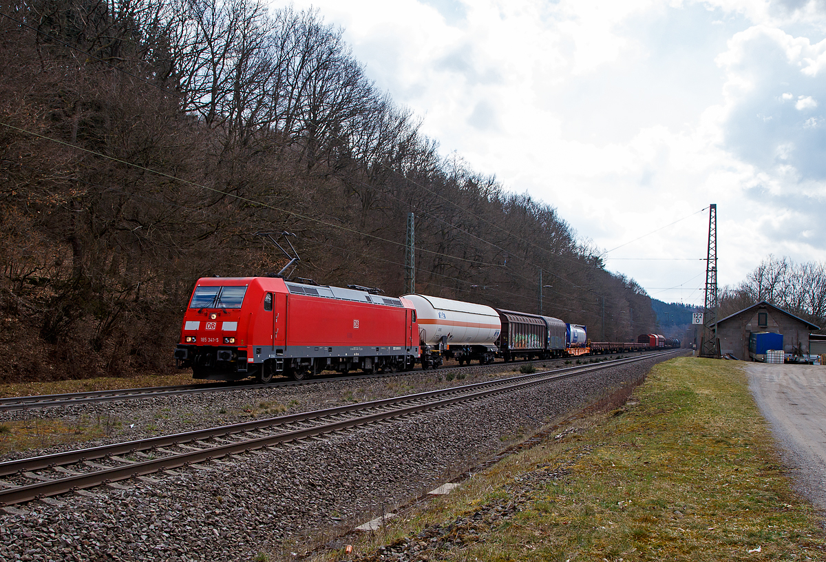 Die 185 341-5 (91 80 6185 341-5 D-DB), eine Bombardier TRAXX F140 AC2 der DB Cargo Deutschland AG fährt am 26.03.2021, mit einem gemischten Güterzug, durch den Hp Dillbrecht an der Dillstrecke (KBS 445) in südlicher Richtung. Ein Wagen am Ende des Zuges hatte wohl gewaltige Flachstellen an den Rädern, was unüberhörbar war.

Die TRAXX F140 AC2 wurde 2009 von Bombardier in Kassel unter der Fabriknummer 34224 gebaut.
