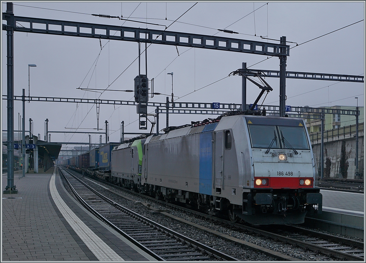 Die 186 498 (Railpool) und die BLS 475 417 warten mit einem Transitg�terzug in Spiez auf die baldige Weiterfahrt nach Basel. 

17. Feb. 2021
