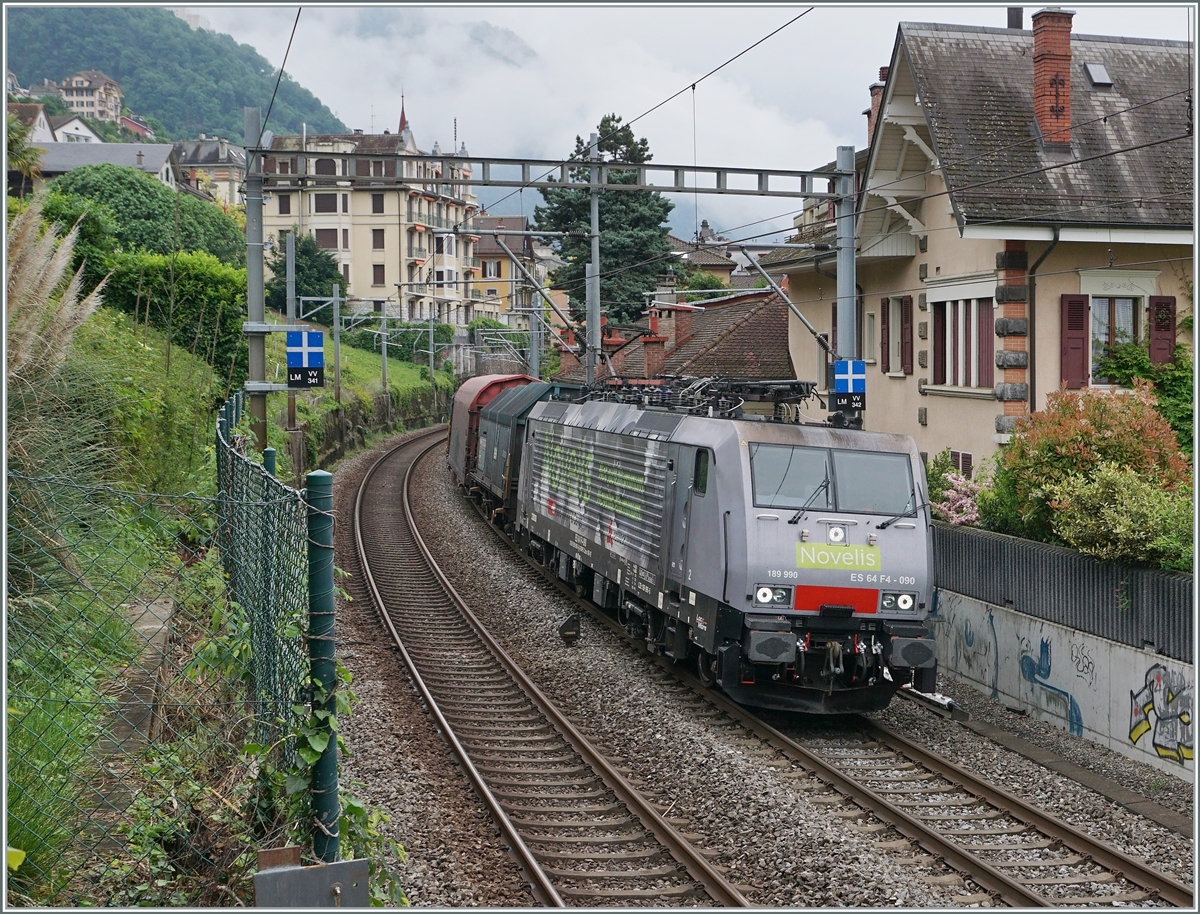 Die 189 990 mit dem  Novelis  G�terzug von Sierre nach G�ttingen bei der Ausfahrt in Montreux. 

15. Mai 2020