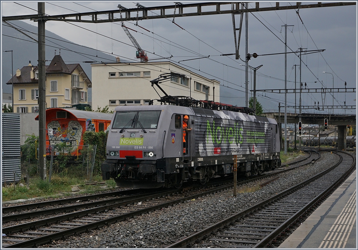 Die 189990-5 (UIC 91 80 6189 990-5 D-Dispo Class 189-VE) in Sierre.
31. Juli 2017