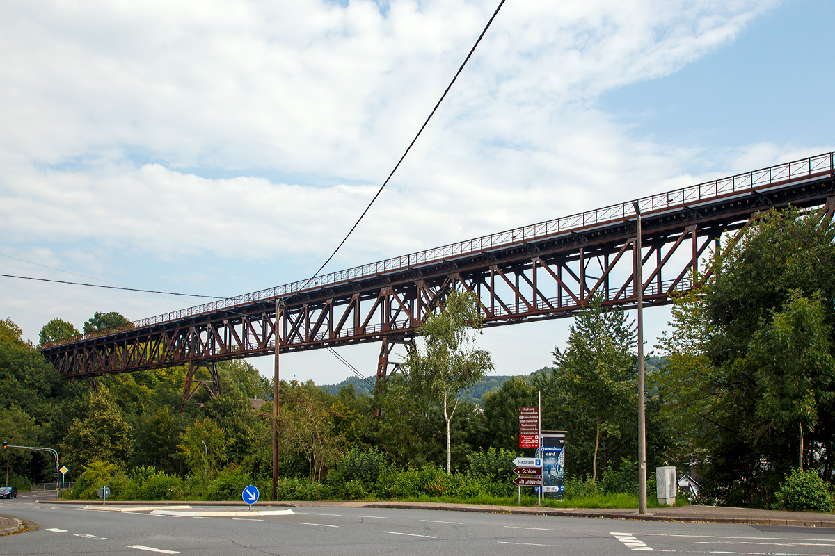 
Die 1906 errichtete Hülsbachtalbrücke in Westerburg (Westerwald), eine 225 m lange Eisenbahnbrücke der  Westerwaldquerbahn (ex KBS 425). 

Die Westerwaldquerbahn ist eine ehmalige 74,3 km lange Eisenbahnstrecke, die ursprünglich als Nebenbahn von Herborn über Driedorf, Fehl-Ritzhausen und Westerburg nach Montabaur führte. Heute ist nur noch der Abschnitt zwischen Wallmerod und Montabaur für den Güterverkehr in Betrieb.