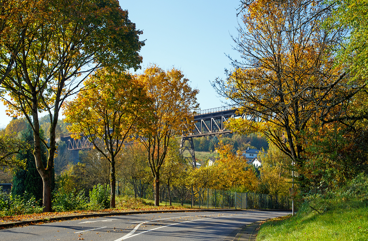 
Die 1906 errichtete Hülsbachtalbrücke in Westerburg (Westerwald) am 15.10.2017, eine 225 m lange Eisenbahnbrücke der Westerwaldquerbahn (ex KBS 425).

Die Westerwaldquerbahn ist eine ehemalige 74,3 km lange Eisenbahnstrecke, die ursprünglich als Nebenbahn von Herborn über Driedorf, Fehl-Ritzhausen und Westerburg nach Montabaur führte. Heute ist nur noch der Abschnitt zwischen Wallmerod und Montabaur für den Güterverkehr in Betrieb. 