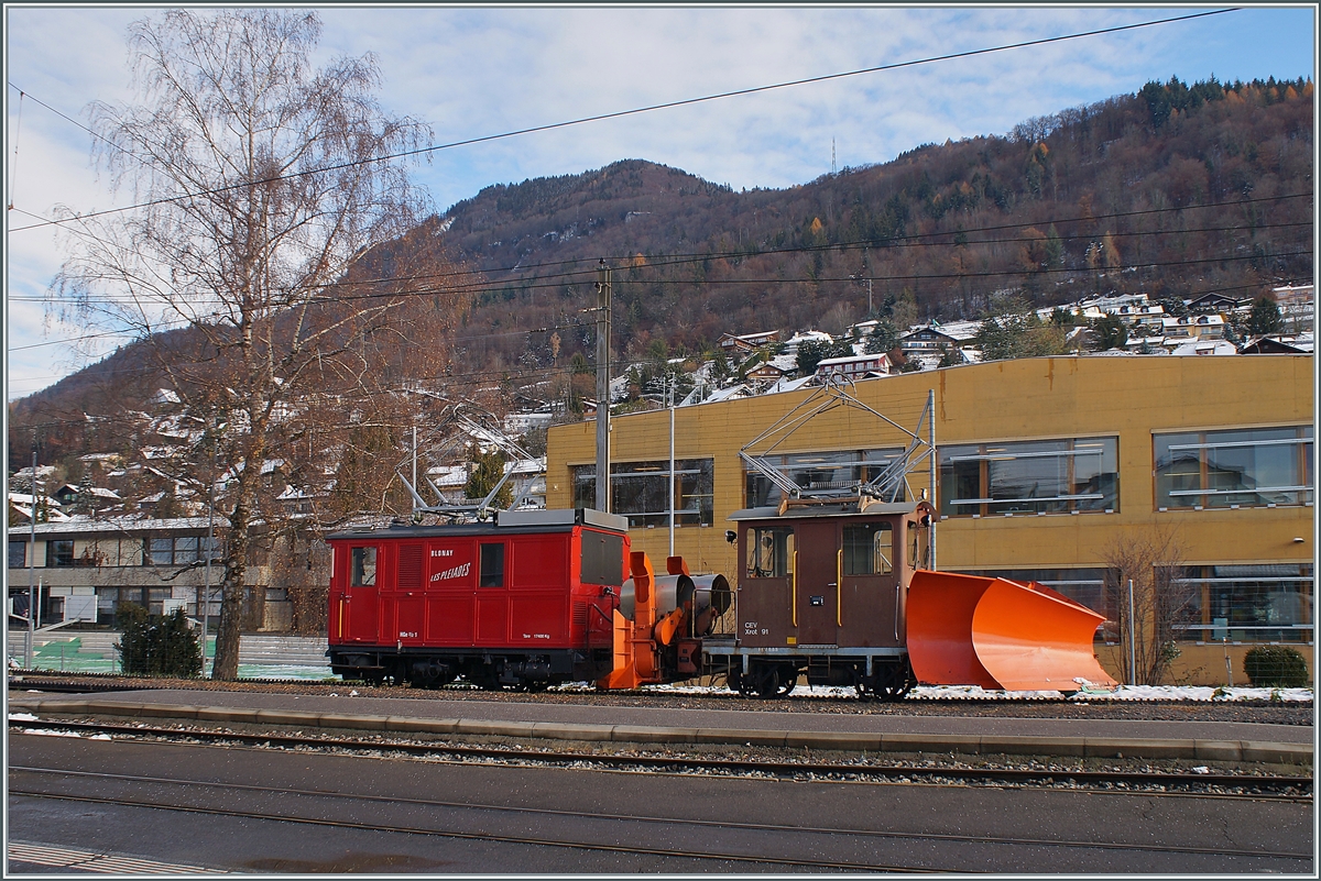 Die 1911 gebauten CEV HGe 2/2 N° 1 und der X rot 91 besorgen auch im Winer 2021/2022 die Schneeräumung auf der Strecke Blonay - Les Pléiades. Dieses Bild zeigt auch wie zierlich der CEV  Xrot 91 gebaut ist. 

Blonay, den 1. Dezember 2021