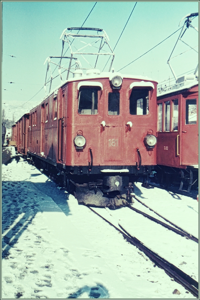 Die 1916 f�r die Bernina-Bahn gebaute Ge 6/6 und 1929 zur Ge 4/4 umgebaute  RhB Ge 4/4 181 in Blonay.
Jan. 1986