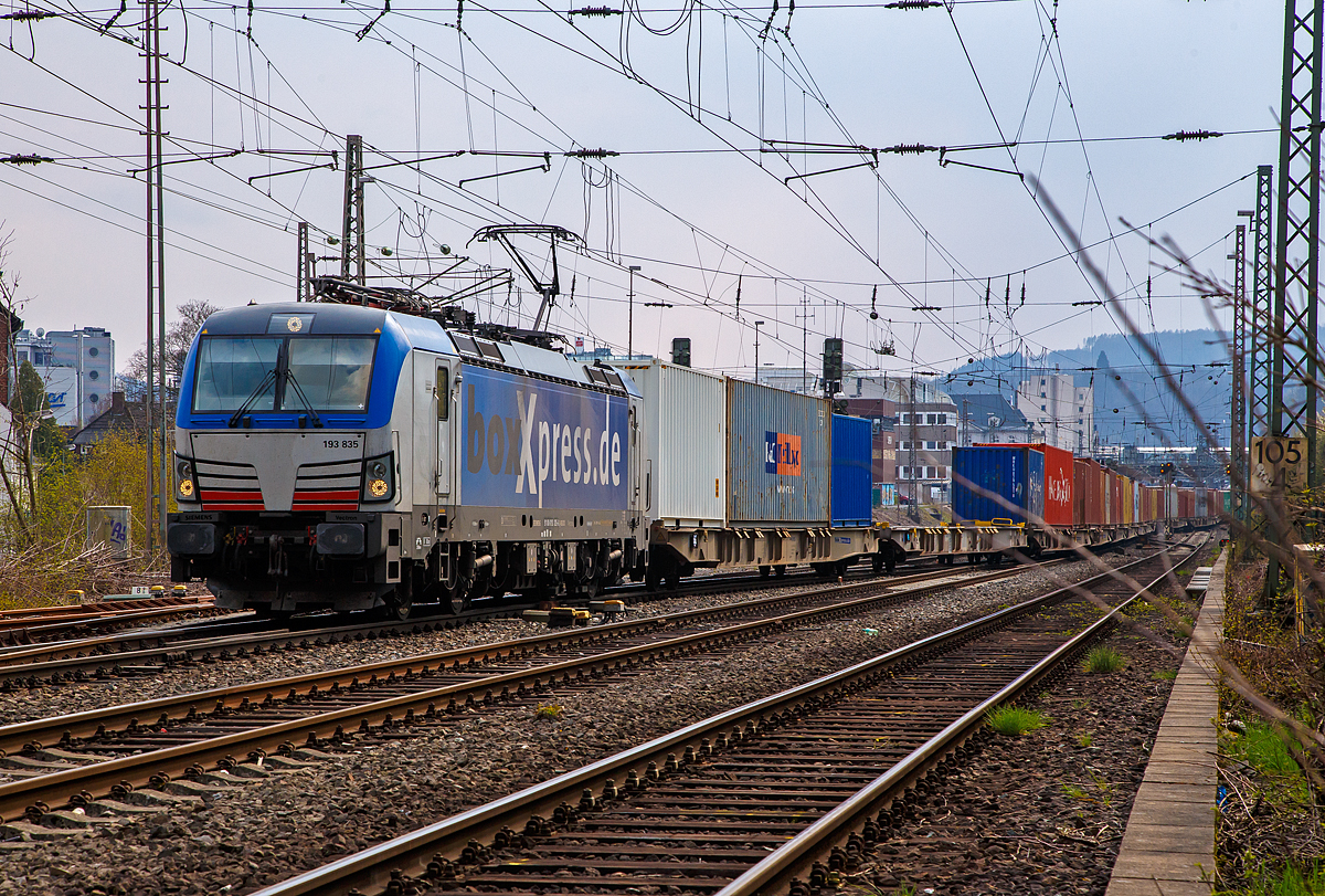 Die 193 835-5 (91 80 6193 835-6 D-BOXX) der boxXpress.de GmbH (Hamburg) fährt am 21.04.2021 mit einem Containerzug durch Siegen und biegt dann in Richtung Dillenburg ab. 

Die Siemens Vectron MS wurde 2017 von Siemens Mobilitiy in München-Allach unter der Fabriknummer 22273 gebaut und an die boxXpress.de geliefert.. Sie hat die Zulassungen für Deutschland, Österreich, Italien und die Niederlande (D, A, I, NL), die Schweiz (CH) ist durchgestichen. Die Vectron MS hat eine Leistung von 6,4 MW.
