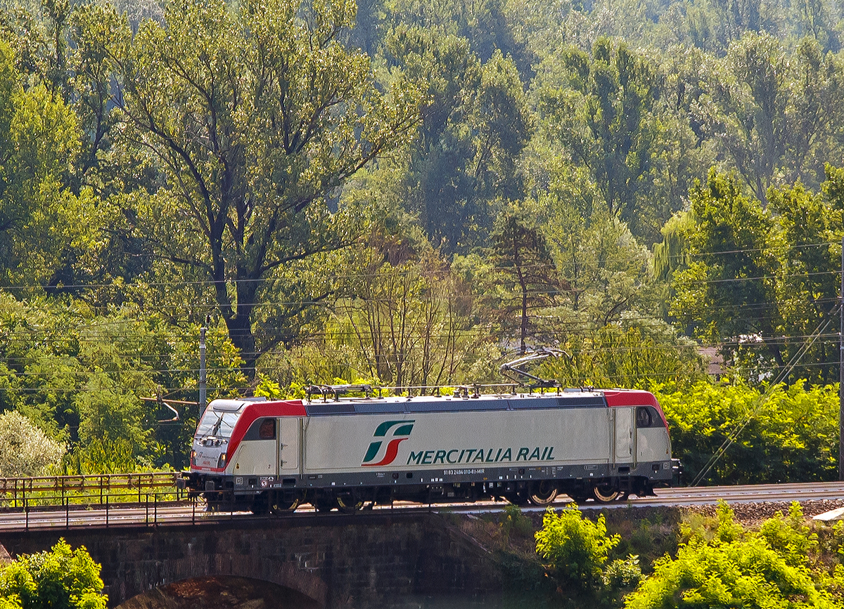 Die 2 494 010-8 (91 83 2494 010-8 I-MIR) eine Bombardier TRAXX F140 DC3 der Mercitalia Rail Srl erreicht, aus Richtung Arnoa kommend, am 05.08.2019 bald den Bahnhof Domodossola. Fotostelle war hier oberhalb der Chiesa di San Quirico.

Die Lok ist Baujahr 2019 und wurde vom Bombardier Werk Vado Ligure (SV) gebaut. Die Mercitalia Rail Srl, eine 100%tige Tochter der Ferrovie dello Stato Italiane (FS, deutsch Italienische Staatseisenbahnen), hat 40 dieser Gleichstromloks vom Typ TRAXX F140 DC3 bei Bombardier. Whrend der ersten 16 Jahre werden die Loks vom Hersteller gewartet.

Die fr Einstze in Italien, Polen und Slowenien entworfenen Lokomotiven, haben gleich wie die MS3-Variante wieder glatte Auenwnde. Optional ist ebenfalls das Last-Mile-Modul, bestehend aus Dieselmotor, Traktionsbatterie und Kraftstofftank verfgbar. In Italien werden sie als Baureihe E.494 bezeichnet. Loks ohne LM (wie diese hier) werden als BR E.494.0 gefhrt, whrend Loks mit LM-Modul als Br. E.494.5 gefhrt werden.

Neue Lokomotive E.494 der TRAXX-Familie von Bombardier wird mit 3 kV Gleichstrom betrieben und ist fr das italienische Eisenbahnnetz zugelassen. Mit einer Leistung von 6,4 MW und einer Hchstgeschwindigkeit von140 km/h hat es eine Zugkraft beim Anfahren von 320 kN. Ausgestattet mit elektrischer regenerativer und rheostatischer Bremse, SCMT-Signalisierung und Vorbereitung fr ETCS.



TECHNISCHE DATEN:
Bestellte Stckzahl: 40
Hersteller: Bombardier, Werk Vado Ligure (Italien)
Spurweite:  1.435 mm (Normalspur)
Achsformel: Bo'Bo'
Lnge ber Puffer: 18.900 mm
Hhe: 4.228 mm
Breite: 2.977 mm
Drehzapfenabstand:  10.440 mm
Dienstgewicht: 86 t
Hchstgeschwindigkeit: 140 km/h 
Dauerleistung:  6.400 kW 
Anfahrzugkraft:  320 kN
Treibraddurchmesser:  1.250 mm (neu) / 1.170 mm (abgenutzt)
Stromsysteme: 3.000 V DC / 1.500 V DC
Anzahl der Fahrmotoren: 4