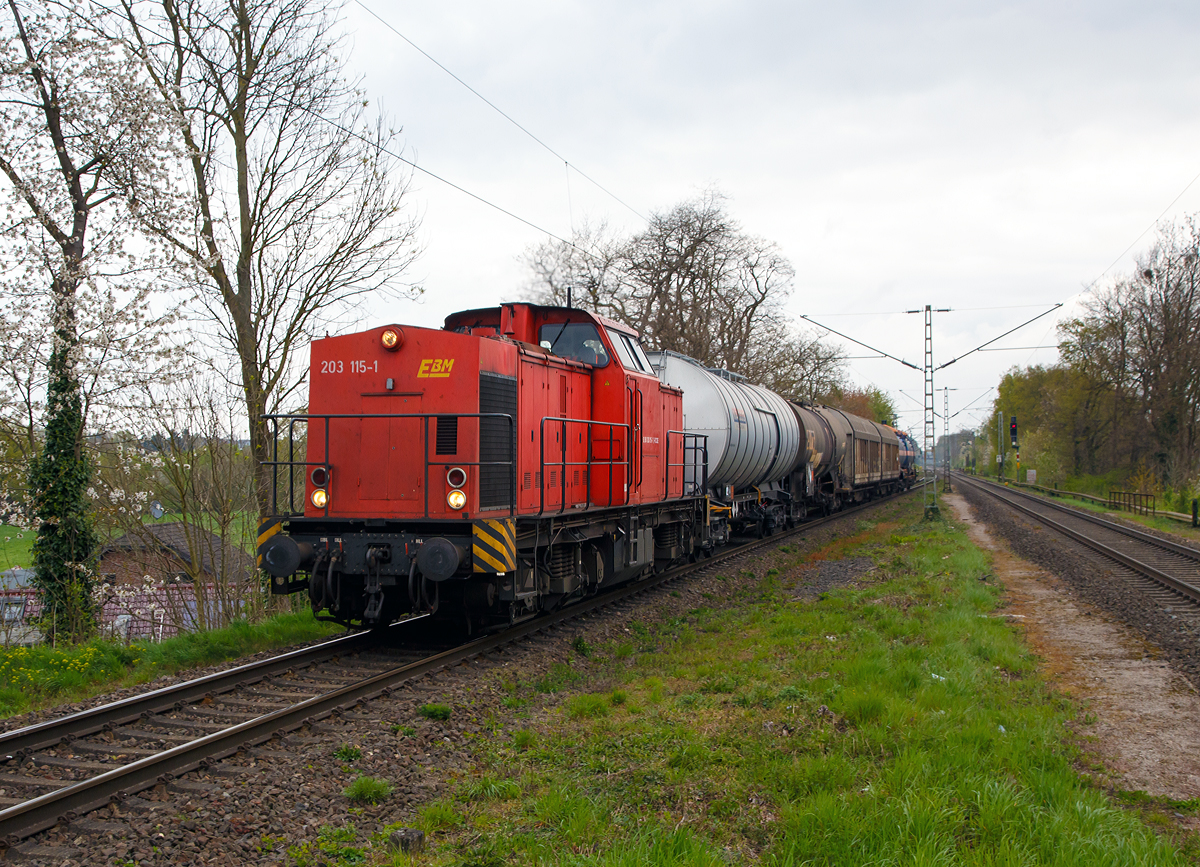 
Die 203 115-1 (92 80 1203 115-1 D-RCCDE) der Rail Cargo Carrier - Germany GmbH (ehem. EBM Cargo) fhrt am 13.04.2017 mit einem gem. Gterzug durch Hckelhoven-Baal in Richtung Aachen.

Die V 100.1 wurde 1972 bei LEW (VEB Lokomotivbau Elektrotechnische Werke „Hans Beimler“, Hennigsdorf) unter der Fabriknummer 13489 gebaut und als 110 450-4 an die DR ausgeliefert. 1984 erfolgte der Umbau in 112 450-2, die Umzeichnung in 202 450-3 erfolgte 1992, die Ausmusterung bei der DB erfolgte 1998. Im Jahre 2002 erfolgte durch ALSTOM Lokomotiven Service GmbH, Stendal der Umbau gem Umbaukonzept  BR 203.1  in die heutige 203 115-1, die Inbetriebnahme war im Jahr 2005. Von 2005 bis Dezember 2010 war die Lok von ALSTOM Lokomotiven Service GmbH wieder an die DB (DB Regio bzw. DB Schenker) vermietet, bis sie Anfang 2011 an die EBM verkauft wurde.