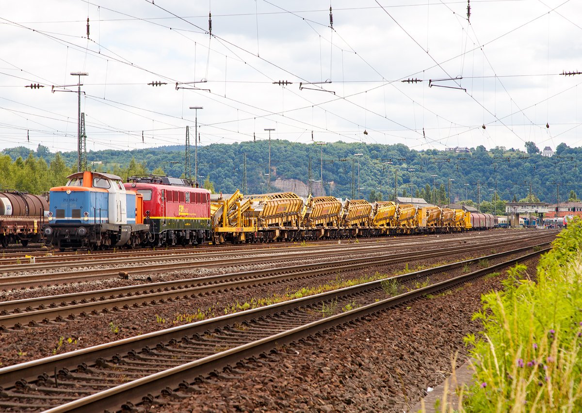 
Die 212 058-2  Lena Sophie  (92 80 1212 058-2 D-LOC) der LoConnect GmbH (Nohfelden) mit der kalten 140 003-5 (91 80 6140 003-5 D-RCCDE) der Rail Cargo Carrier - Germany GmbH, ex DB E 40 003, und einigen Materialfrder- und Siloeinheiten MFS 100 der Schweerbau am 18.06.2017 in Koblenz-Ltzel.