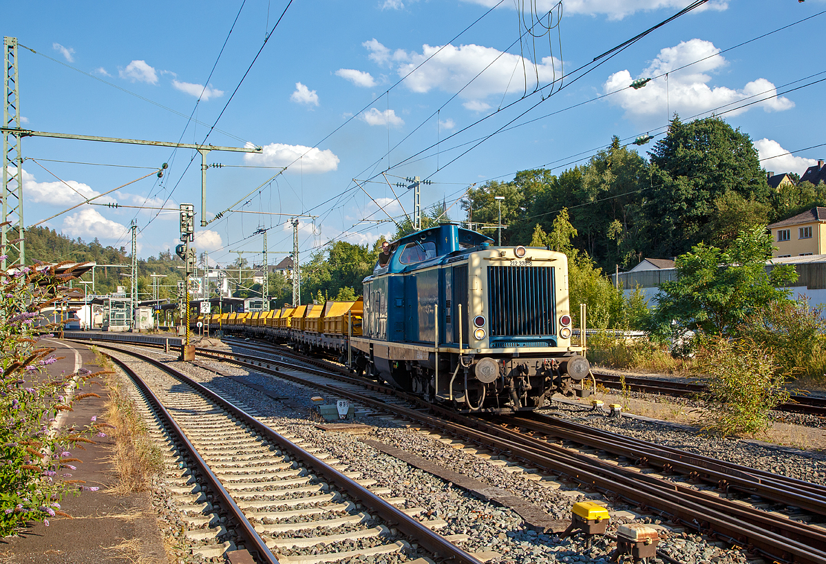 
Die 212 376-8 (92 80 1212 376-8 D-AVOLL) der Aggerbahn (Andreas Voll e.K., Wiehl), ex DB 212 376-8, ex DB V 100 2376, fährt am 06.08.2018 mit einem Alt-Schotter-Zug (Kippwagen MK 45 DH „LW-Kipper“, der Gattung Rlps) vom Bahnhof  Betzdorf/Sieg in den Abstellbereich. 

Nochmals einen lieben Gruß und meinen besten Dank an das freundliche Lokpersonal. 