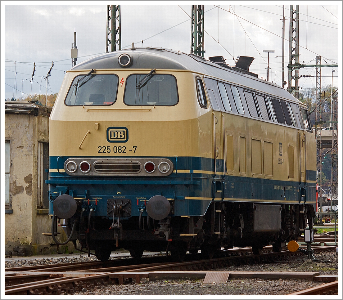 Die 225 082-7 der Aggerbahn (Andreas Voll e.K., Wiehl), ex DB 225 082-7, ex DB 215 082-9, steht am 09.11.2013 beim Siegener Lokschuppen. 

Die V 160 wurde 1971 bei MaK in Kiel unter der Fabriknummer 2000087 gebaut und als 215 082-9 an die DB geliefert. Im Jahr 2001 erfolgte der Umbau und Umbezeichnung in 225 082-7. Am 12.01.2009  erfolgte die z-Stellung und am 02.02.2012  die Ausmusterung  bei der DB. Über ALS - ALSTOM Lokomotiven Service GmbH in Stendal kam sie dann im Frühjahr 2013 zur Aggerbahn, sie hat die NVR-Nummer 92 80 1225 082-7 D-AVOLL).

Technische Daten der Lok:
Achsformel:  B'B'
Spurweite:  1.435 mm
Länge:  16.400 mm
Drehzapfenabstand:  8.600 mm
Drehgestellachsstand:  2.800 mm
Gesamtradstand: 11.400 mm
Gewicht: 79 Tonnen
Radsatzfahrmasse:  20,0 Tonnen
Höchstgeschwindigkeit: 140 km/h (90 km/h im Rangiergang) Motorentyp: MTU MA12V956TB11
Motorart: V 12 Zylinder-Dieselmotor mit Abgasturboaufladung und Ladeluftkühlung
Hubraum: 11,47 Liter (956 cl / Zylinder)
Dauerleistung: 2.059 kW (2.800PS) 
Nenndrehzahl: 1500 min-1
Leistungsübertragung: hydraulisch 
Zugsicherung:  PZB 90
Anzahl umgebauter Loks:  74