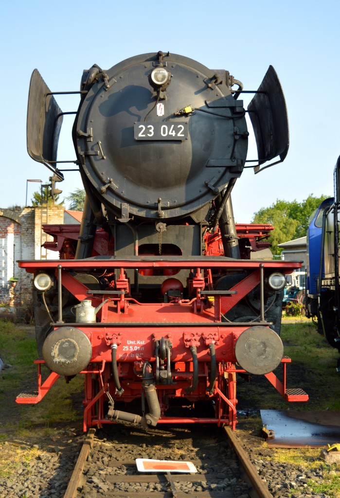 Die 23 042 stand bei den Bahnwelttagen unter dampf. Auf die Strecke durfte sie zwar NOCH nicht, aber für Führerstandmitfahrten stand sie unter dampf. Hier am 14.05.2015
