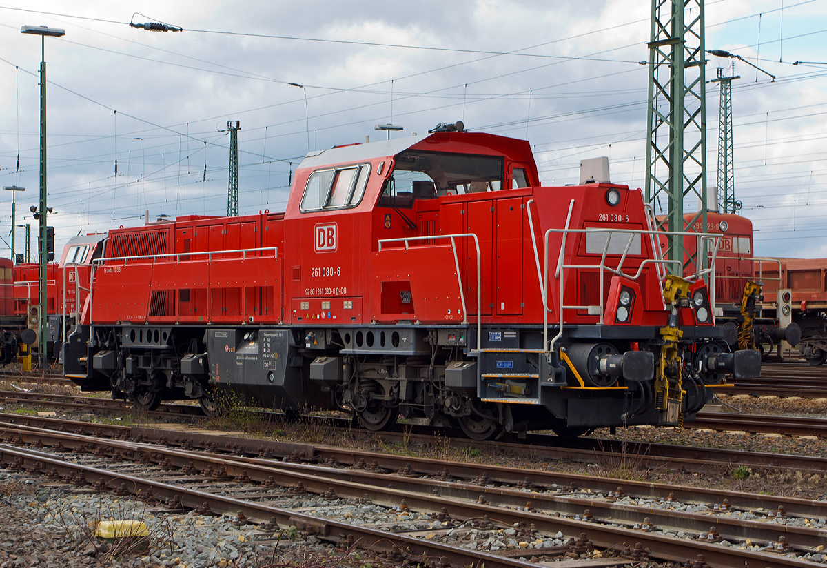 
Die 261 080-6 (92 80 1261 080-6 D-DB) eine Voith Gravita 10 BB der DB Schenker Rail abgestellt am 23.03.2014 beim Rangierbahnhof in Wetzlar. 

Die Lok wurde 2012 bei Voith in Kiel unter der Fabriknummer L04-10131 gebaut. Da neben stehen noch eine weitere Gravita und zwei V 90.