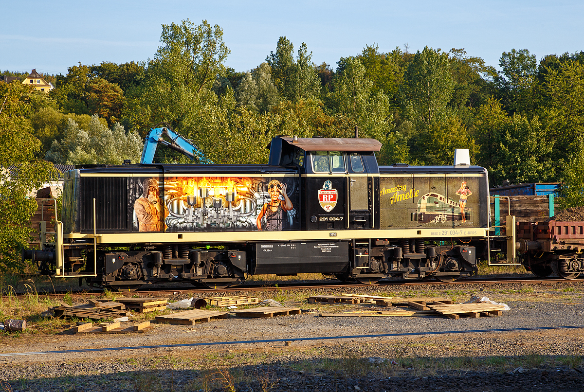 Die 291 034-7   Amazing Amelie   (98 80 3291 034-7 D-RPRS), ex DB 291 034-7 der Railsystems RP GmbH abgestellt am 18.08.2018 beim Bahnhof Altenkirchen (Ww).

Die Lok wurde 1975 von MaK in Kiel unter der Fabriknummer 1000716 gebaut und an die DB geliefert, im Dezember 2014 wurde sie von der  DB Schenker Rail Deutschland in Maschen ausgemustert und an die Railsystems RP GmbH (Gotha) verkauft. Vermutlich hat die Lok die Funkfernsteuerung „Bergfunk“ , da die Maschine im Rangierbahnhof Maschen eingesetzt war.

Im Jahre 1965 baute die MaK auf eigene Rechnung eine Serie von fünf Loks, die auf der V 90 basierten, jedoch statt des MTU 12-Zylinder-V-Motors der V 90 einen hauseigenen 8-Zylinder-Reihenmotor mit Abgasturbolader vom Typ 8 M 282 AKB erhielten. Dessen Leistung betrug abhängig von der eingestellten Drehzahl zwischen 1100 PS bei 930/min und 1400 PS bei 1100/min. Die Loks erhielten die Bezeichnung V 90 P. MaK erhoffte sich Aufträge von Privatbahnen und der Industrie. Alle fünf Loks dienten anfangs als Vorführloks des Werks und absolvierten Testeinsätze bis hin nach Schweden. Die Lok V 90 P 02 wurden 1966 an die Dortmunder Eisenbahn verkauft, wo sie sich bewährte, was Ende 1967 zum Ankauf der V 90 P 01 führte. Die als DE D15 und DE D16 bezeichneten Loks wurden zum Jahreswechsel 1983/84 (D15 - V 90 P 02) bzw. 1985 (D16 - V 90 P 01) nach Italien an Gleisbaufirmen verkauft. 

Anstelle der ursprünglichen Zielgruppe begann sich aber die DB selbst für die V 90 P zu interessieren, da sie auch eine leistungsfähige Rangierlok für die Seehäfen Hamburg, Bremen und Emden benötigte und für diese Aufgaben der MaK-motorisierten V 90-Variante aufgeschlossen gegenüber stand. Die DB übernahm im August 1965 die V 90 P 03 und im letzten Quartal 1966 die beiden V 90 P 04 und V 90 P 05 als Mietloks zu Testzwecken. Deren Leistungen am Ablaufberg entsprachen so sehr den Anforderungen, dass eine Bestellung über hundert Maschinen erfolgte, womit die V 90 P faktisch zu einer Vorserie wurden. Die DB erwarb die drei V 90 P im Juli 1972, nachdem sie sie bei der Umstellung auf Computernummern schon als Unterbaureihe 291.9 eingereiht hatte.

Aufgrund der guten Erfahrungen mit der V 90 P und des günstigeren Preises des MaK-Motors gegenüber dem MTU-Motor wurden von der DB 100 Loks bestellt. Ab 1974 folgte die Auslieferung der etwas leichteren Serienloks, die nun als 291 001 ff. bezeichnet wurden. Von den insgesamt hundert Serienloks kam der größte Teil aus Kiel, nur eine kleine Serie von zehn Loks wurde von Jung gebaut, die zugleich die letzten von dieser Fabrik für die DB gebauten Loks waren.

Die V 90 wurde für den schweren Rangierdienst, sowie für Bedien- und Übergabefahrten konzipiert. Die Lok ist eine Weiterentwicklung aus den Streckenlokomotiven der Baureihenfamilie V100 (BR 211 und BR 212) der Deutschen Bundesbahn. Die V90 ist gegenüber der V100 deutlich schwerer und robuster im Rangierdienst.

TECHNISCHE DATEN:
Spurweite: 1.435 mm (Normalspur)
Achsformel: B'B'
Länge über Puffer: 14.320 mm
Drehzapfenabstand: 7.000 mm
Drehgestellachsstand: 2.500 mm
Dienstgewicht: 80 t
Radsatzfahrmasse: 20 t 
Kleinster bef. Halbmesser: 	80 m
Höchstgeschwindigkeit Schnellgang: 80 km/h
Höchstgeschwindigkeit Rangiergang: 40 km/h
Dieselmotor:  MaK 8-Zylinder Reihenmotor mit Abgasturbolader vom Typ 8 M 282 AKB
Nenndrehzahl: 950 U/min
Installierte Leistung: 1.030 kW (1.400 PS)
Dauerleistung:  800 kW (1100 PS)
Anfahrzugkraft: 188 kN (Schnellgang) / 236 kN (Rangiergang)
Treibraddurchmesser (neu): 1.100 mm
Leistungsübertragung: hydrodynamisch
