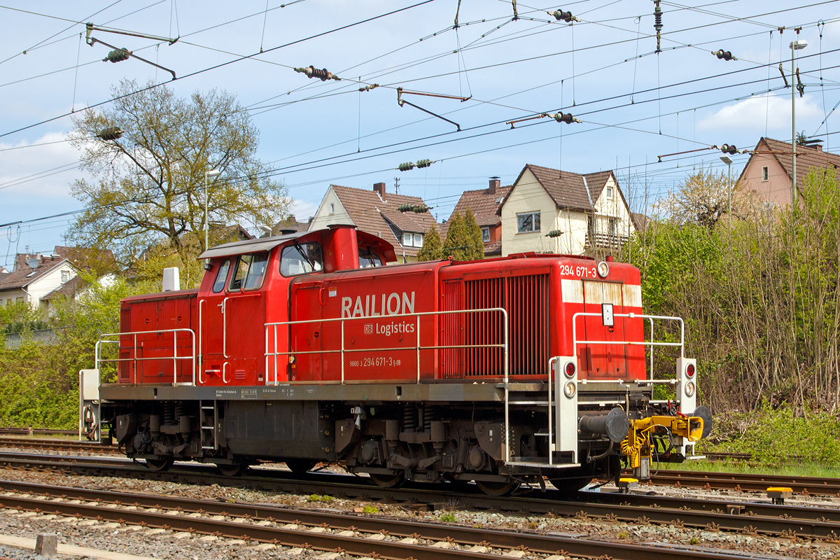 
Die 294 671-3 (V90 remotorisiert), ex DB 294 171-7, ex DB 290 171-8, der DB Schenker Rail Deutschland AG kommt an 02.05.2015 solo, nach einem Einsatz, wieder in Kreuztal an.

Die V 90 wurde 1968 bei Deutz unter der Fabriknummer 58341 gebaut und als 290 171-8 an die DB geliefert. 1999 erfolgte der Umbau auf Funkfernsteuerung und Umzeichnung in 294 171-7.

Die Remotorisierung mit einem MTU-Motor 8V 4000 R41, Einbau einer neuen Lüfteranlage, einem neuem Luftpresser und Ausrüstung mit dem Umlaufgeländer erfolgten 2006 bei der DB Fahrzeuginstandhaltung GmbH im Werk Cottbus. Daraufhin erfolgte die Umzeichnung in 294 871-3. 
Die kompl. NVR-Nummer 98 80 3294 671-3 D-DB bekam sie dann 2007.

Technische Daten:
Achsanordnung: B'B'
Spurweite: 1.435 mm
Länge über Puffer: 14.320 mm
Breite: 3.100 mm
Drehzapfenabstand: 7.000 mm
Gesamtachsstand: 9.500 mm
Höchstgeschwindigkeit: 80 km/h Streckengang / 40 km/h Rangiergang 
kleinste Dauergeschwindigkeit: 9 km/h Streckengang / 3 km/h Rangiergang

Motorhauptdaten (Quelle: MTU):
Motorbauart: MTU 8-Zylinder-Diesel-V-Motor 90° mit Common-
Rail-Einspritzsystem, Abgas-Turbolader und Ladeluftkühlung
Motortyp:   8V 4000 R41 
Nennleistung:  1000 kW / 1341 PS (gedrosselt)
Drehzahl max.:  1800  1/min   
Bohrung/Hub: 165/190 mm
Hubraum: 32,5l
Kraftstoffverbrauch bei Nennleistung: 249,4 l/h